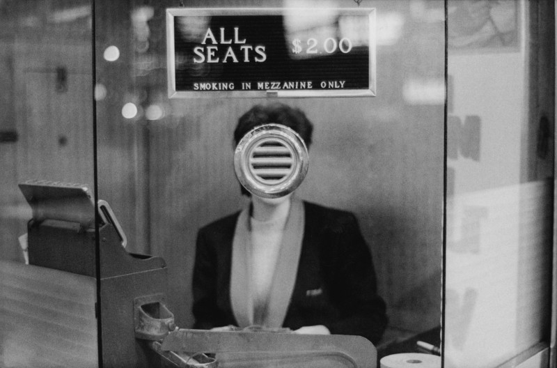 Joel Meyerowitz, Guichet de salle de cinéma, Times Square, New York, 1963