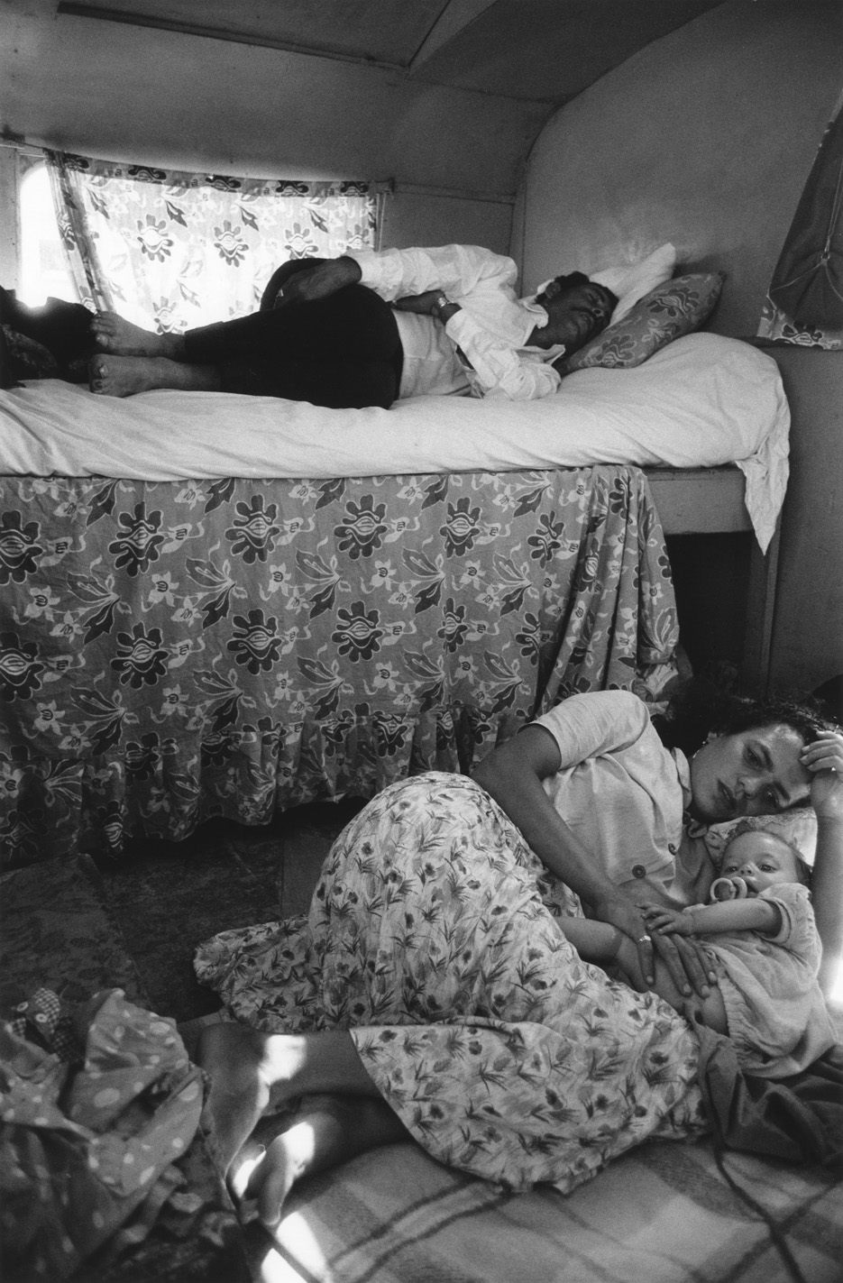 Famille de gitans dans leur roulotte, Les Saintes-Maries-de-la-Mer, 1960